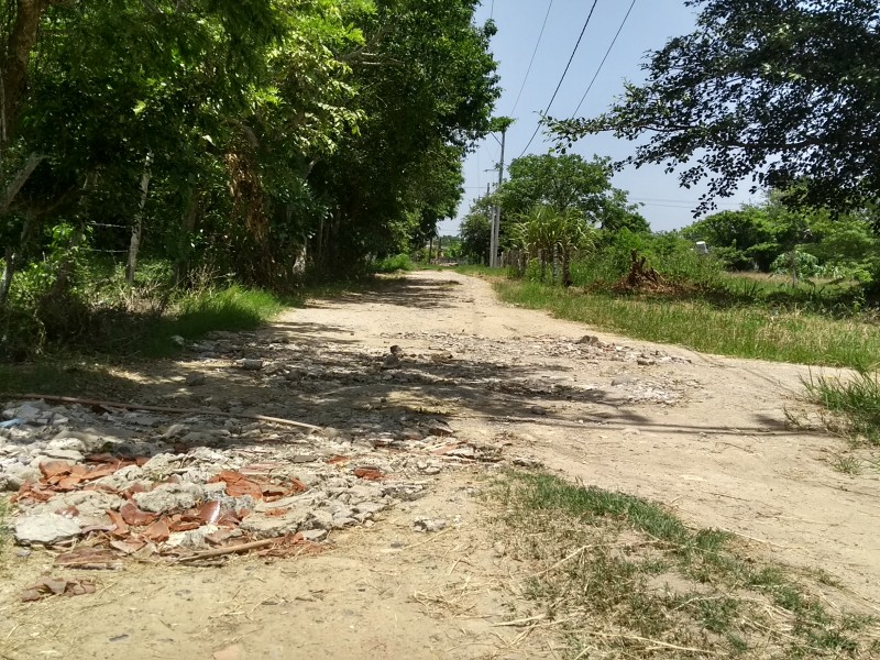 Con escombro rellenan baches para mejorar el acceso