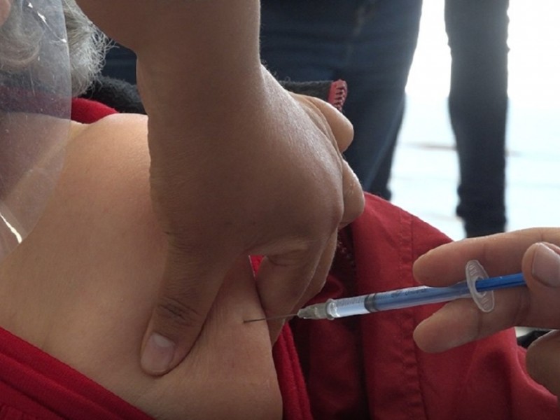 Con esperanza, abuelitos se vacunan en Corregidora