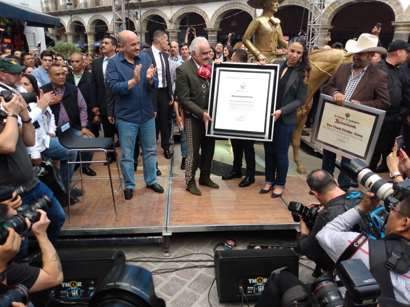 Con estatua reconocen trayectoria de Vicente Fernández