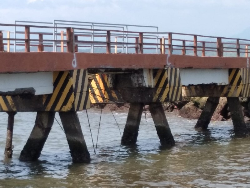 Con evidentes daños, reactivan muelle en playa Linda en Ixtapa