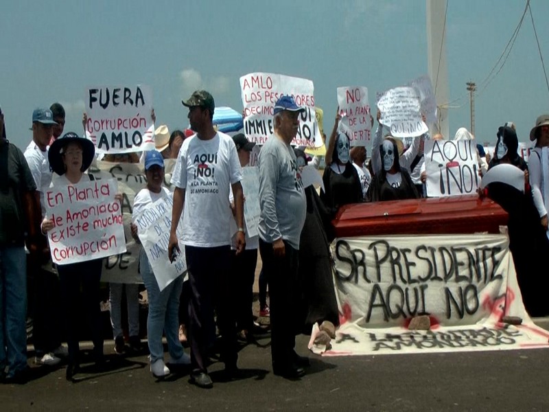 Con féretro y piñata dicen 