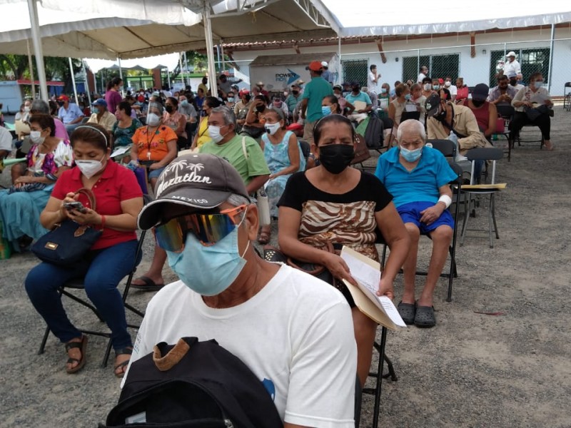 Con filas largas inició la vacunación contra COVID19 en Zihuatanejo
