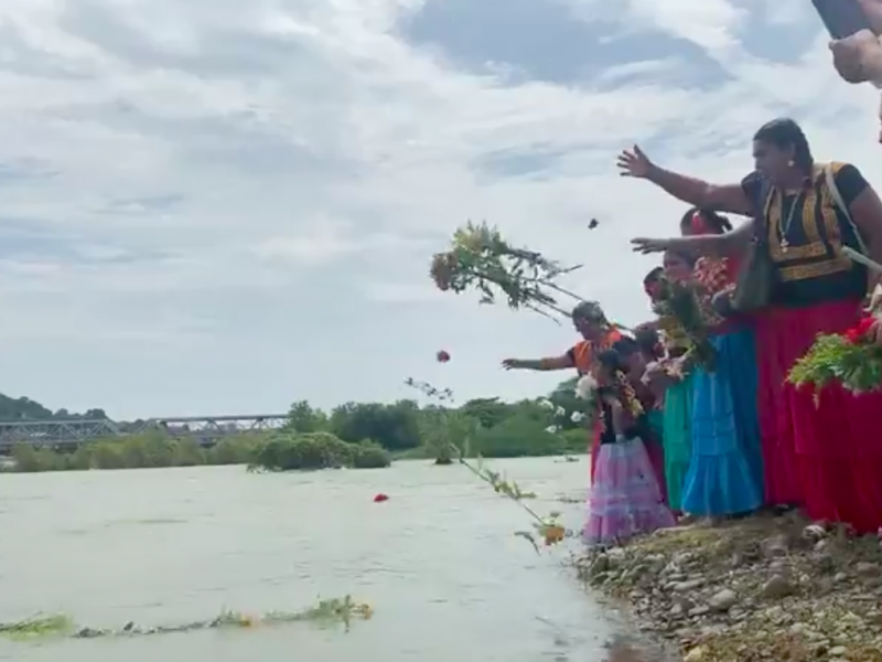 Con flores y danza dan bienvenida al río Tehuantepec