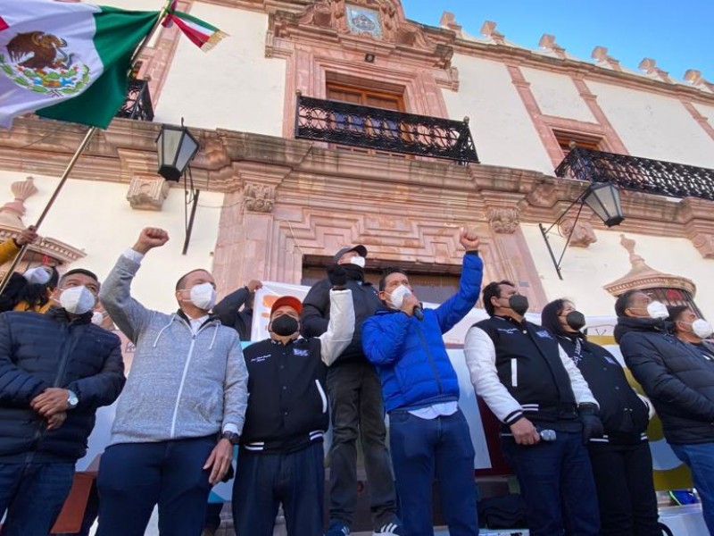 ¡Con frío y todo! maestros otra vez a las calles