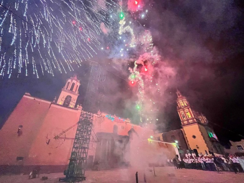 Con fuegos artificiales y espectáculos celebran el 15 en SJR