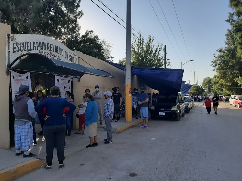 Con gran afluencia y sin sana distacia en casillas electorales