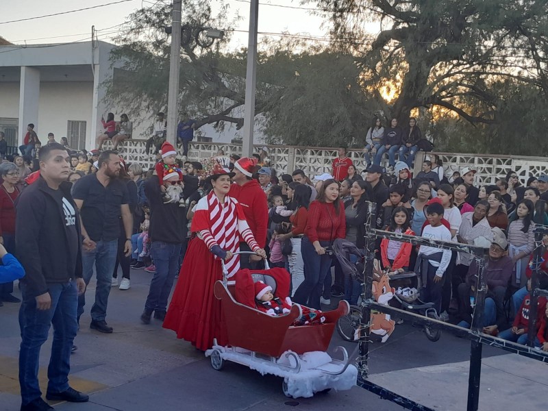 Con gran ambiente familiar se celebra el desfile navideño