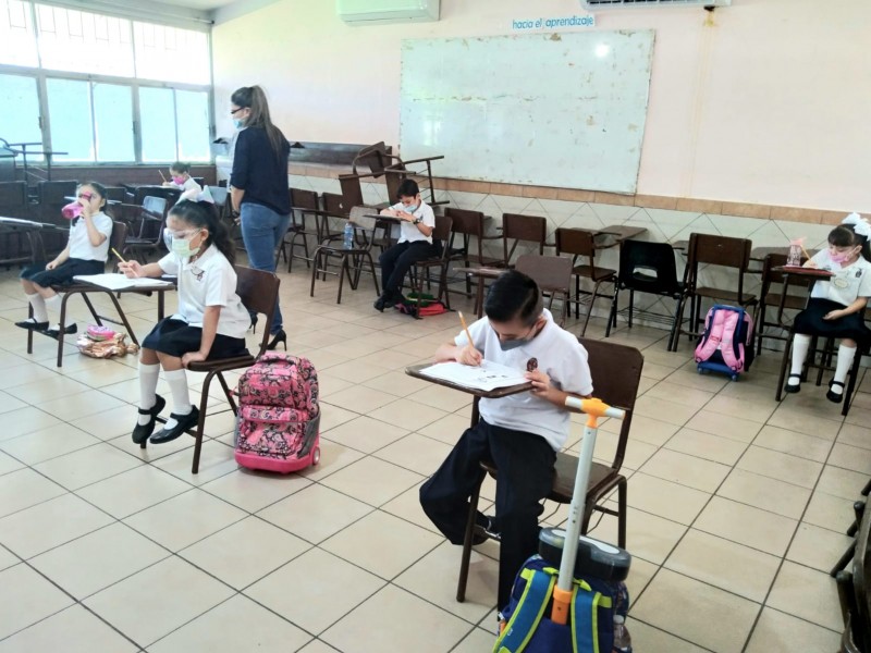 Con gran emoción estudiantes regresaron este lunes a las aulas