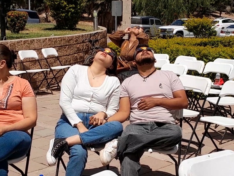 Con gran emoción guasavenses salen a presenciar el eclipse solar