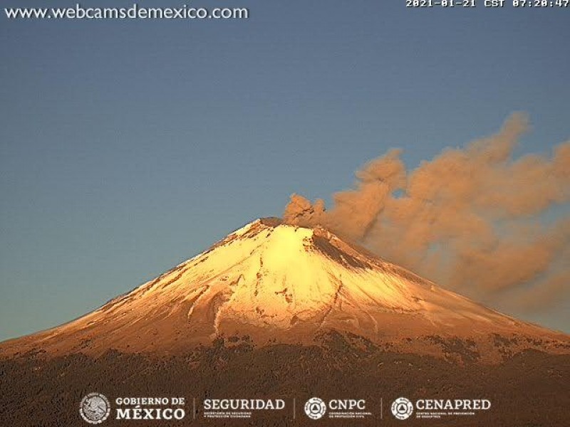Con gran fumarola despierta el Popocatépetl esta mañana