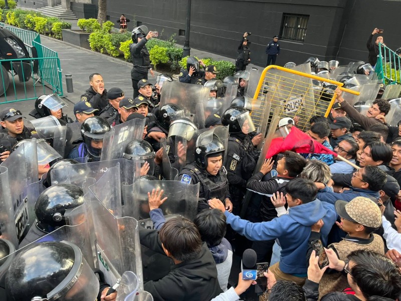 Con granaderos intentan impedir protesta de estudiantes oaxaqueños en Palacio Nacional