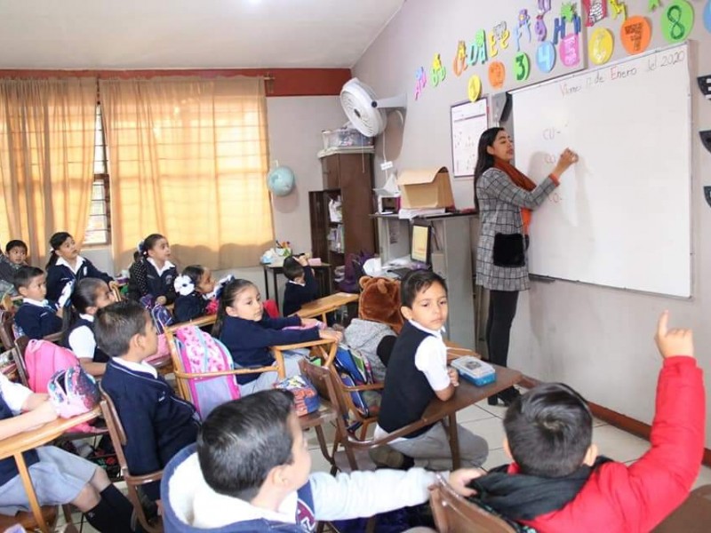 Con incidentes, cuatro escuelas por aislamiento