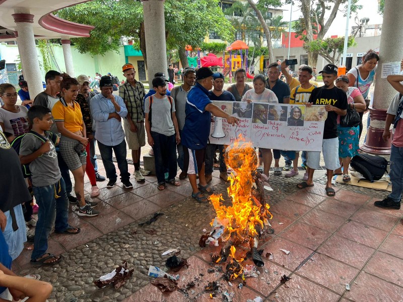 Con la quema de piñatas protestan migrantes contra cumbre migratoria
