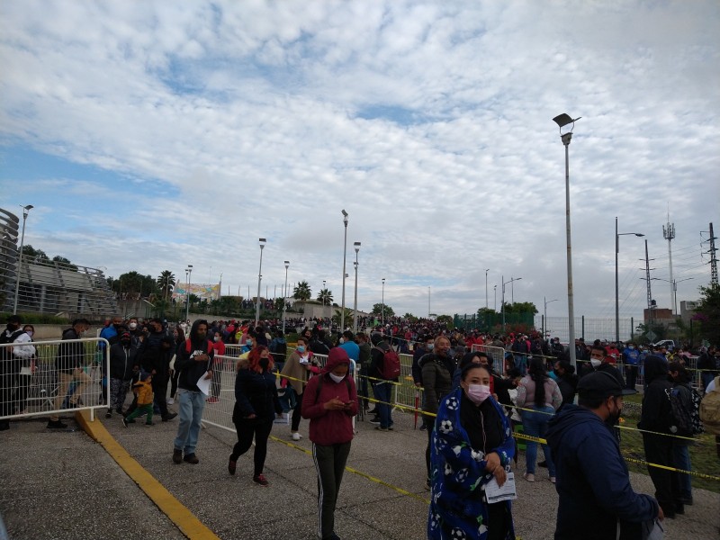 Con largas filas, arranca aplicación de segundas dosis a treintañeros