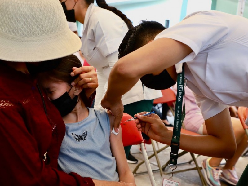 Con largas filas inicia vacunación anticovid para niños en Sinaloa