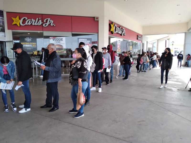 Con largas filas inicia vacunación de rezagados en Los Mochis