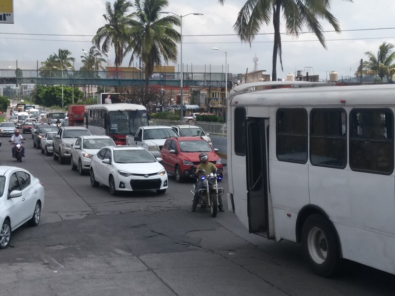 Con largas filas inician obras en avenida Tecnológico