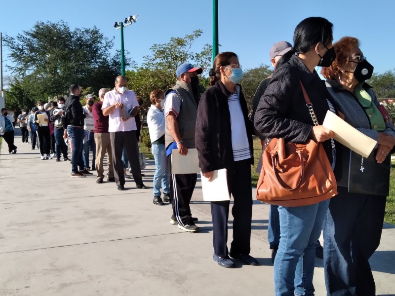 Con largas filas y con retraso inicia refuerzo de vacunación