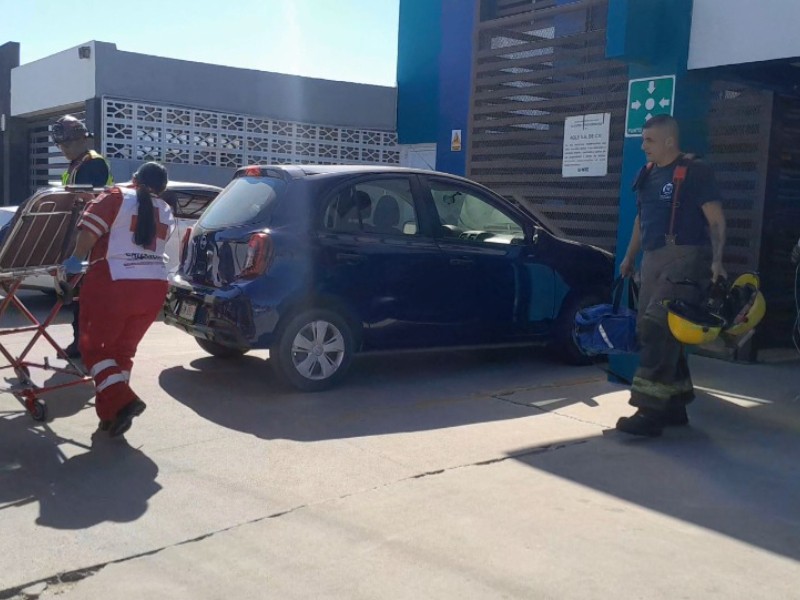 Con lesiones en el rostro resulta mujer golpeada por reja metálica