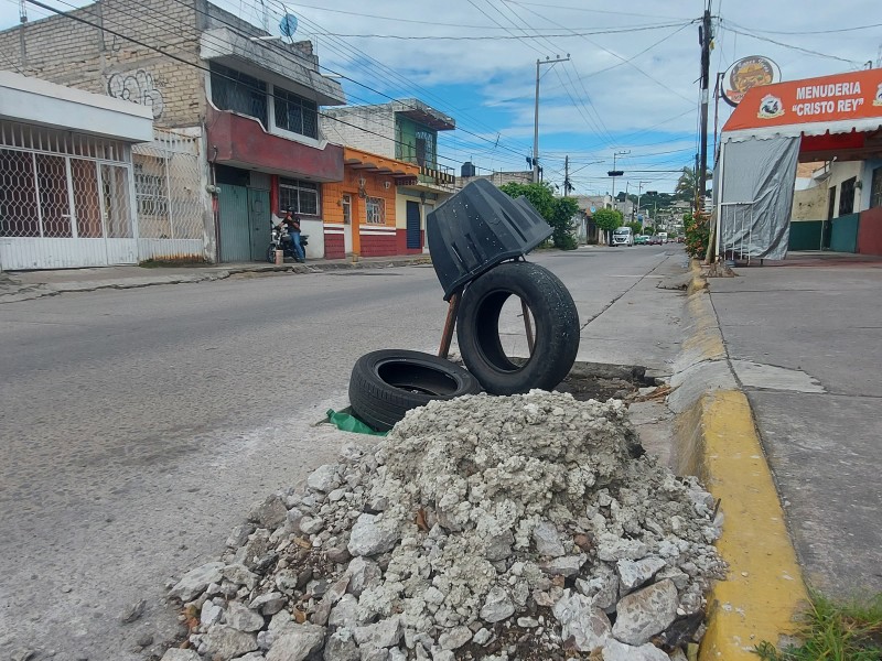 Con llantas y televisor adornan bache en Avenida Victoria