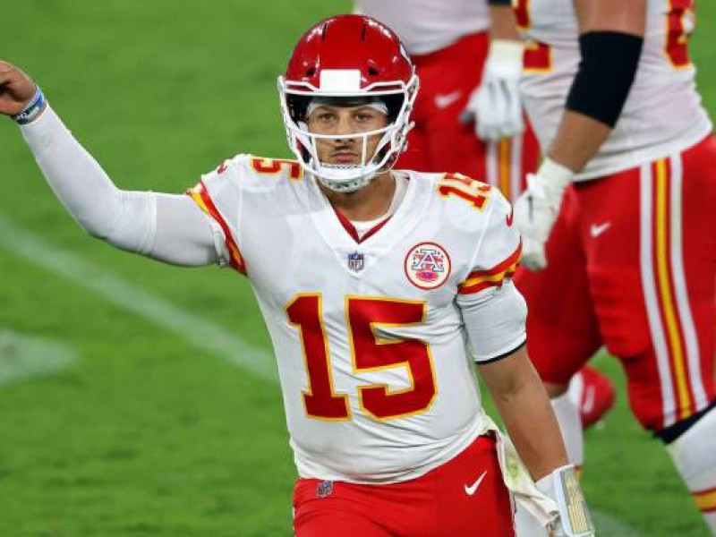 Con Mahomes imponiendo récord, Chiefs vencieron a Ravens