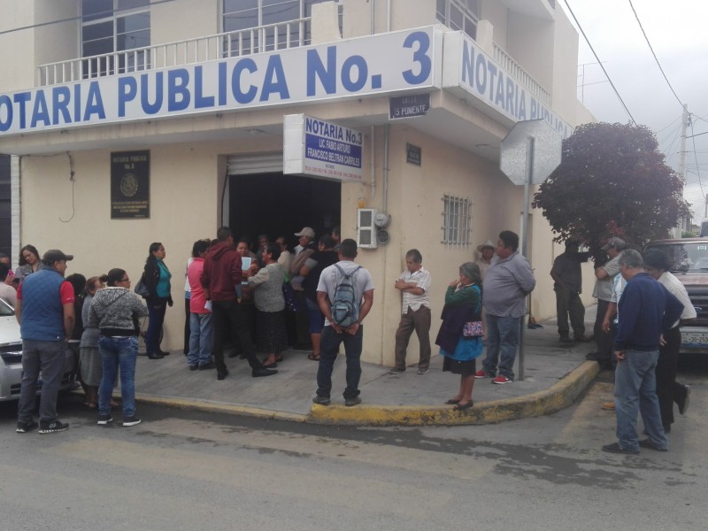 Con manifestación exigieron escrituras a notario