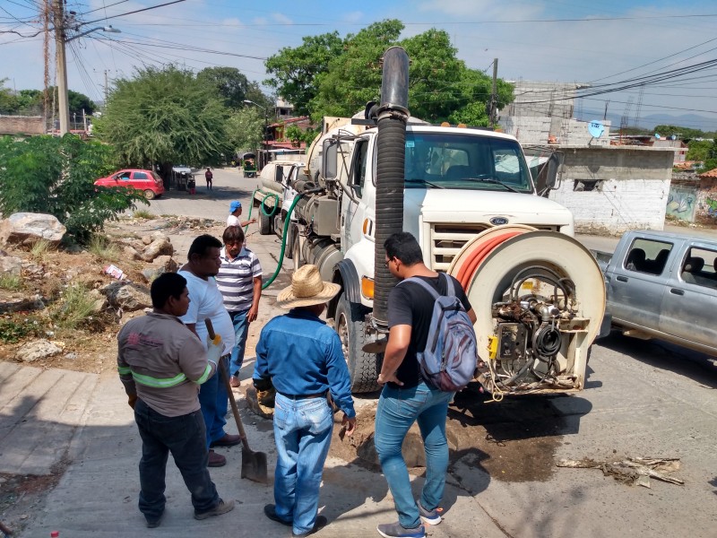 Con maquinaria pesada buscan dar solución a drenaje en Guichivere