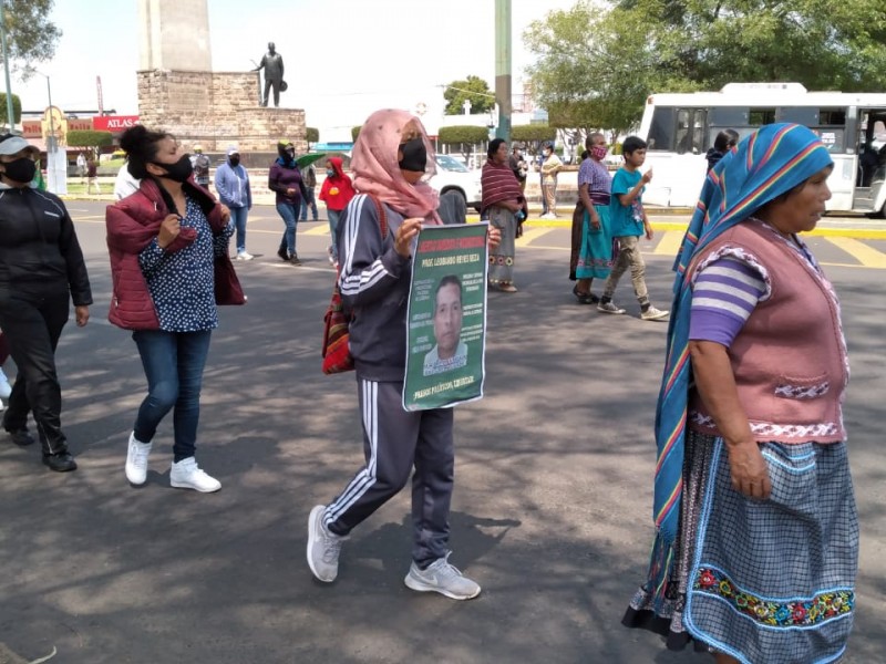 Con marcha demandan liberación de profesor detenido