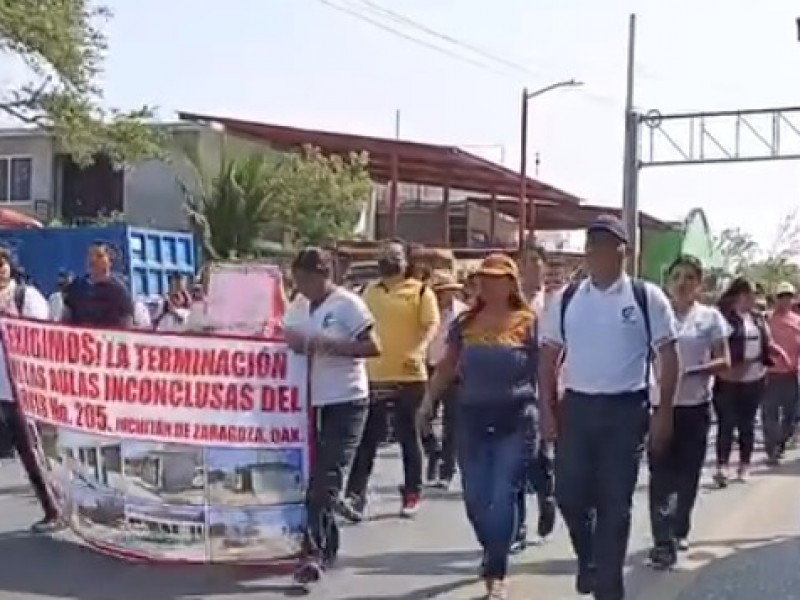 Con marcha exigen reconstrucción del CBTIS 205 de Juchitán