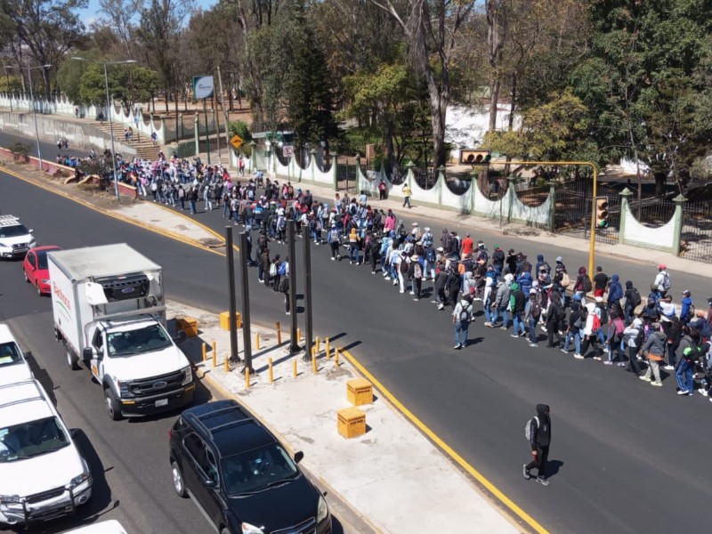 Con marcha normalistas buscan entregar pliego petitorio al Gobierno