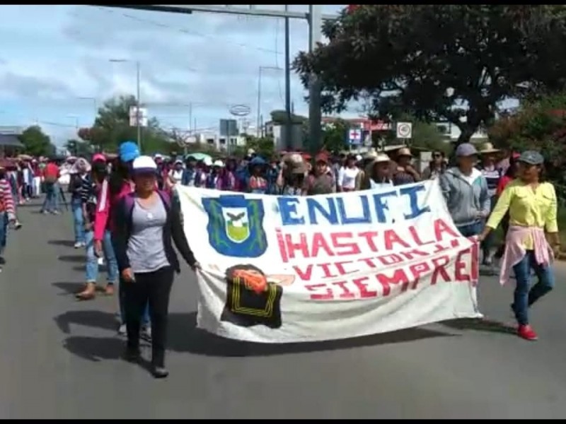 Con marcha, normalistas conmemoran la masacre de Tlatelolco