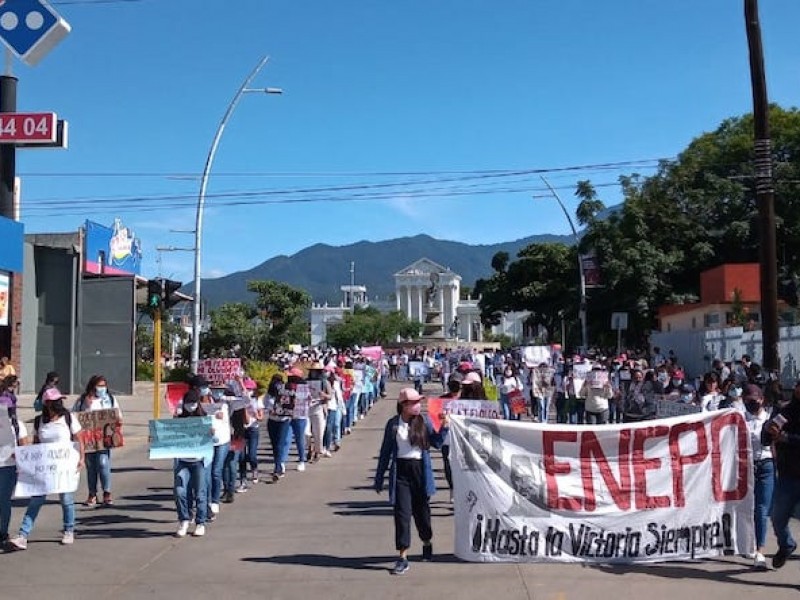 Con marcha, normalistas conmemorar matanza de Tlatelolco
