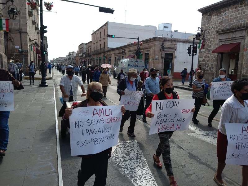 Con marcha, plantón y sin desfile; recuerdan natalicio de Morelos