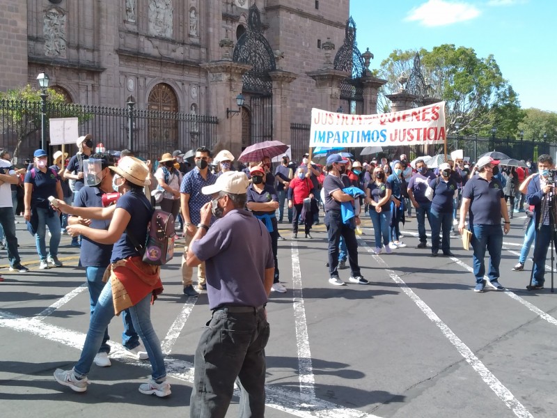 Con marcha trabajadores del Poder Judicial exigen pago quincenal