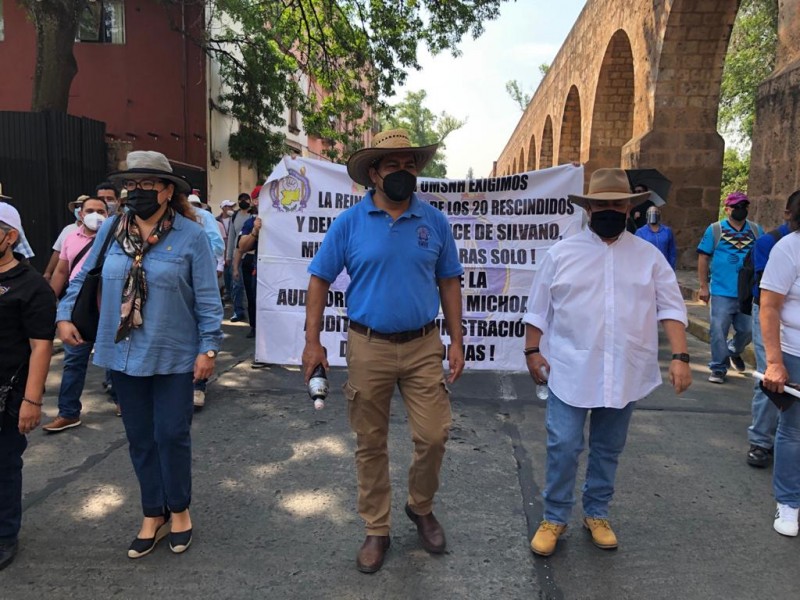 Con marcha trabajadores educativos demandan pago de salarios