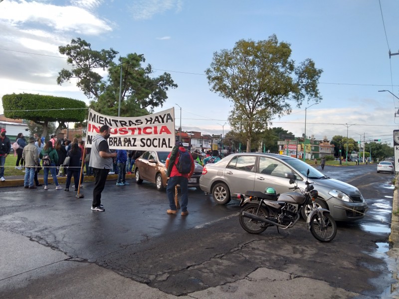 Con marcha y bloqueo de calles, trabajadores exigen pago