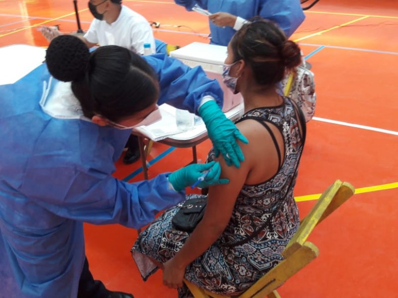 Con más de 3 horas de retraso vacunación en Juchitán