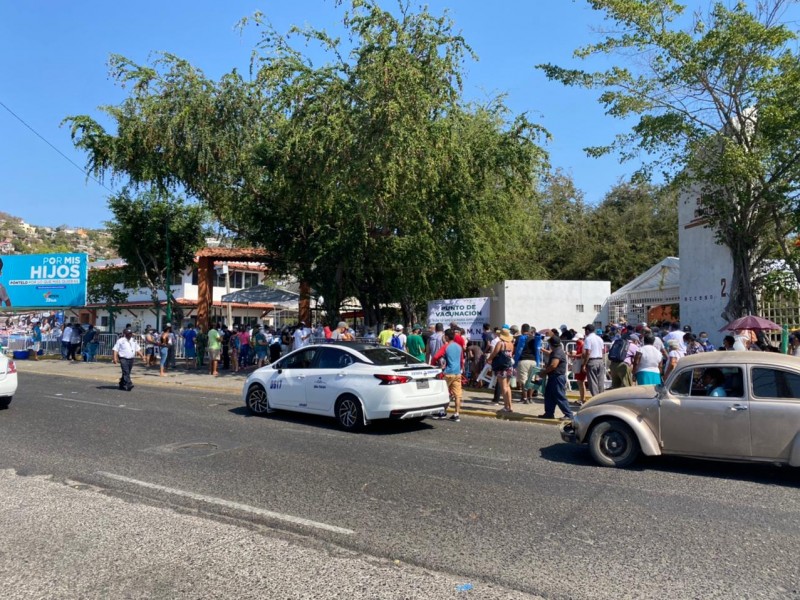 Con más organización inicia segundo día de vacunación en Zihuatanejo