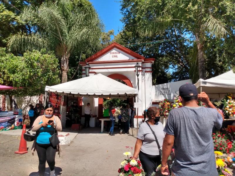 Con medidas sanitarias jiquilpenses visitaron el panteón