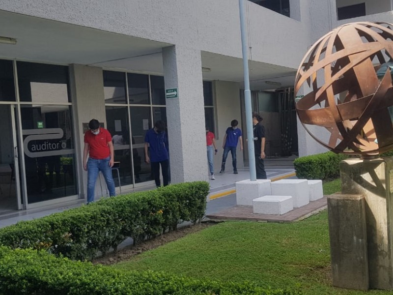 Con medidas sanitarias regresan alumnos a las aulas