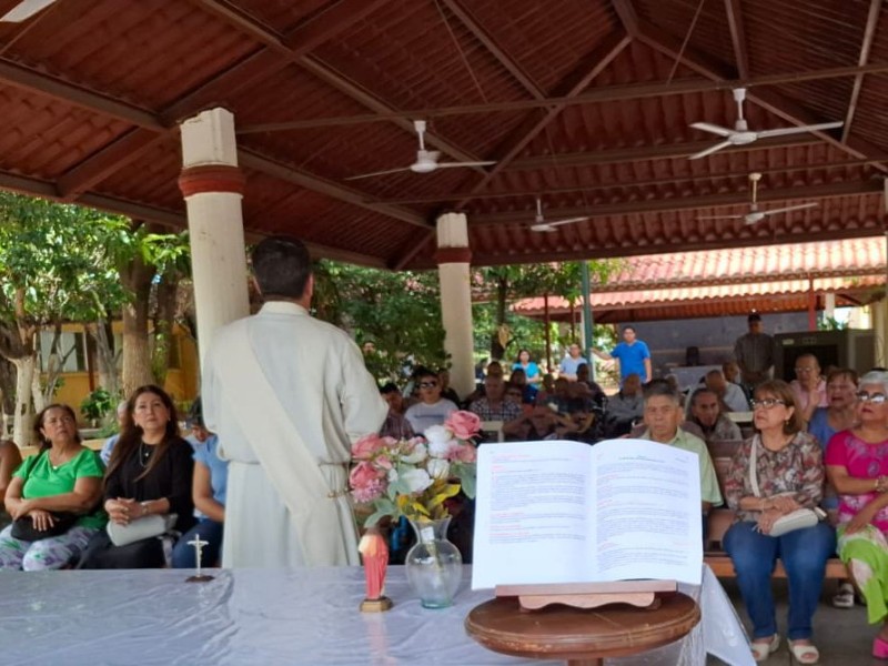 Con misa y baile, abuelitos del Asilo Santa Rosa celebran su día