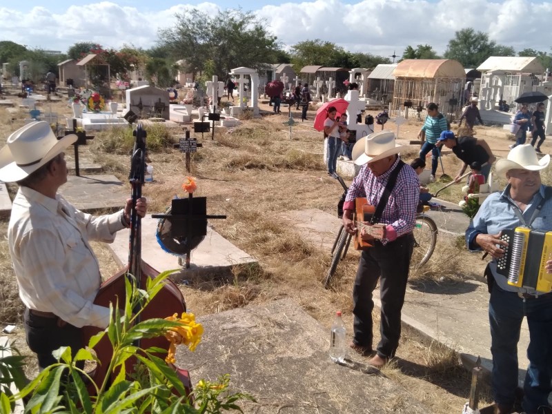 Con música honran la memoria de los fieles difuntos