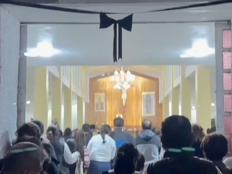Con música y aplausos, feligreses recuerdan a sacerdote asesinado de Tultepec