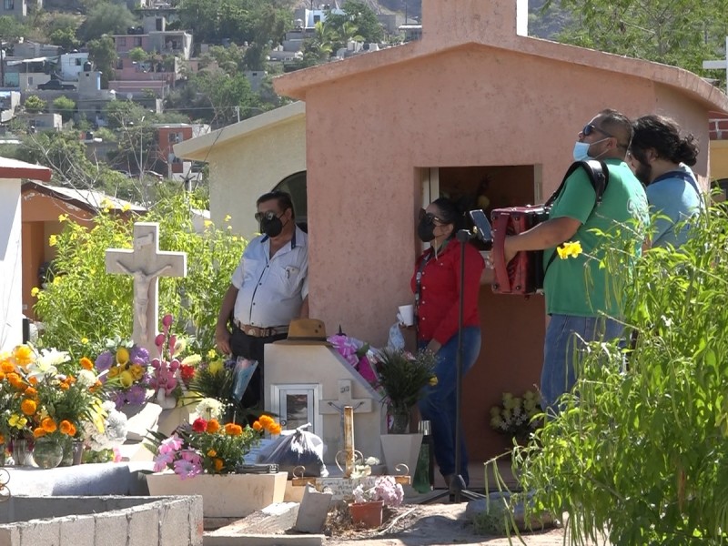 Con música y comida, celebran paceños a sus muertos