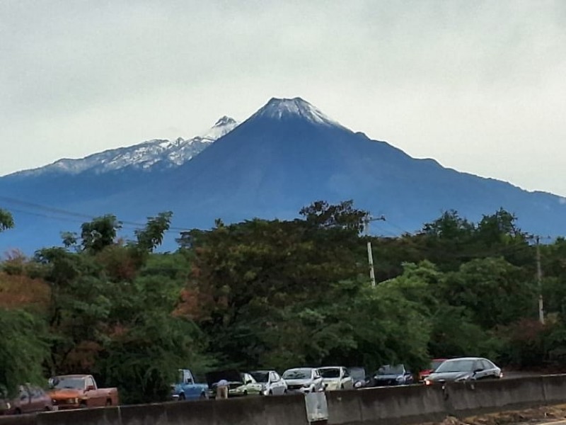 Con nieve, el volcán de fuego y nevado de Colima