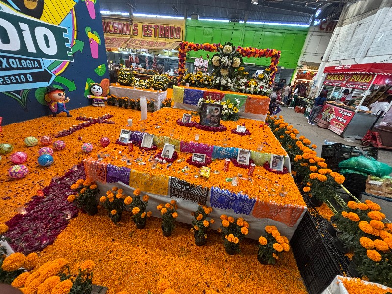 Con ofrenda recuerdan a víctimas de incendio en Central de Abasto Toluca Con ofrenda recuerdan a víctimas de incendio en Central de Abasto Toluca
