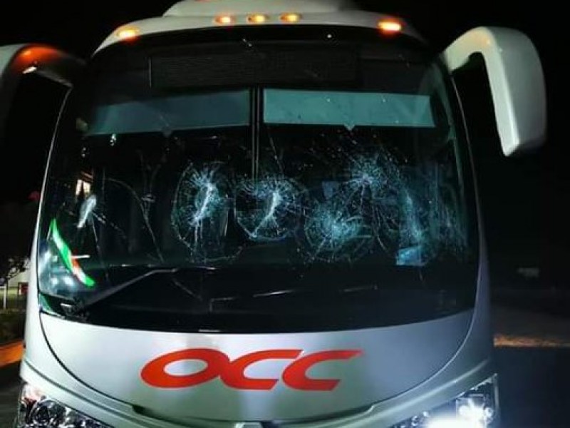 Con pedradas intentan asaltar autobús en Tequisistlán