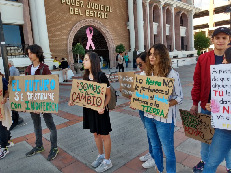 Con performance piden jóvenes más recursos a ecología