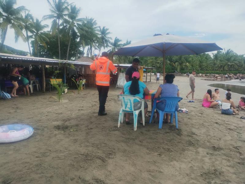 Con perifoneo piden a turistas no ingresar al mar en Zihuatanejo, Guerrero