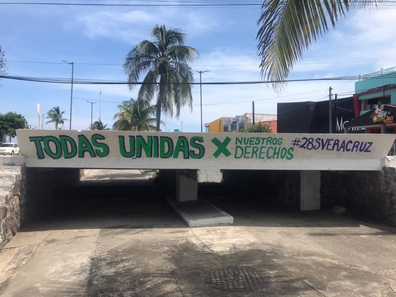 Con pintas feministas piden aborto legal para Veracruz